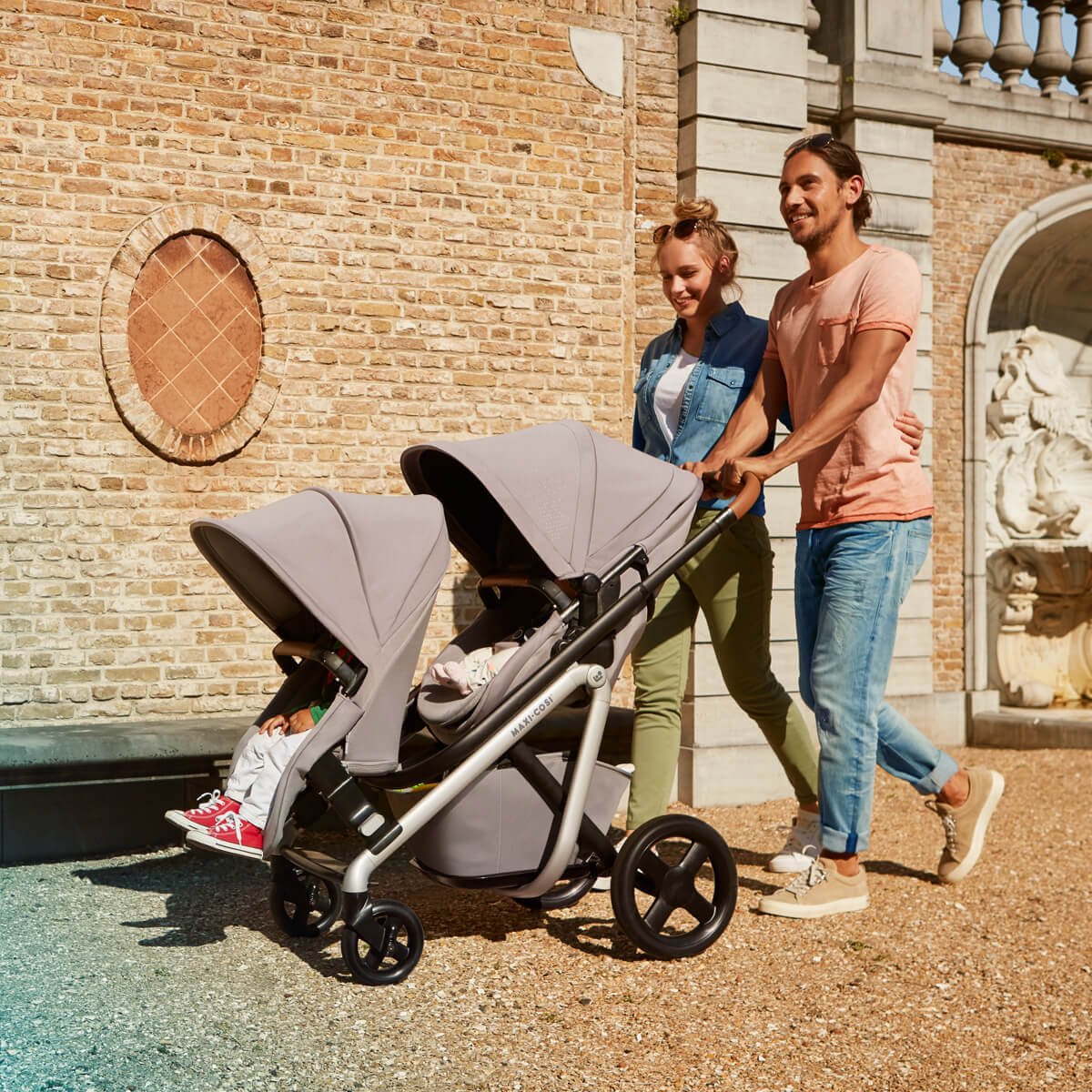 The Maxi-Cosi Lila stroller second seat (suitable from 6 months) includes a set of adaptors, pedal and rain cover.